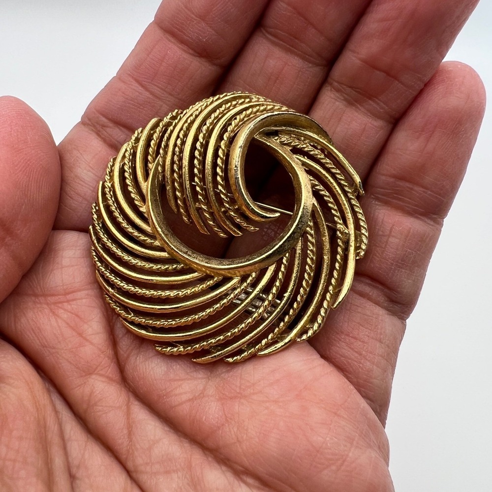 Lisner Vintage Gold Tone Swirl Brooch Textured Ribbon Pin Mid Century Modern